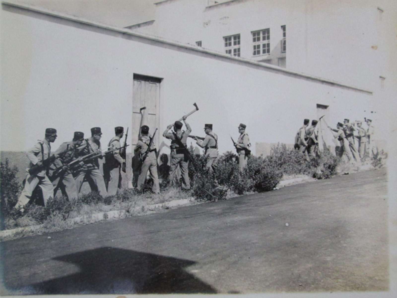 Simulação de assalto a um local durante exercícios de combate de rua. Alcântara, Lisboa. 1942. Arquivo da PSP.